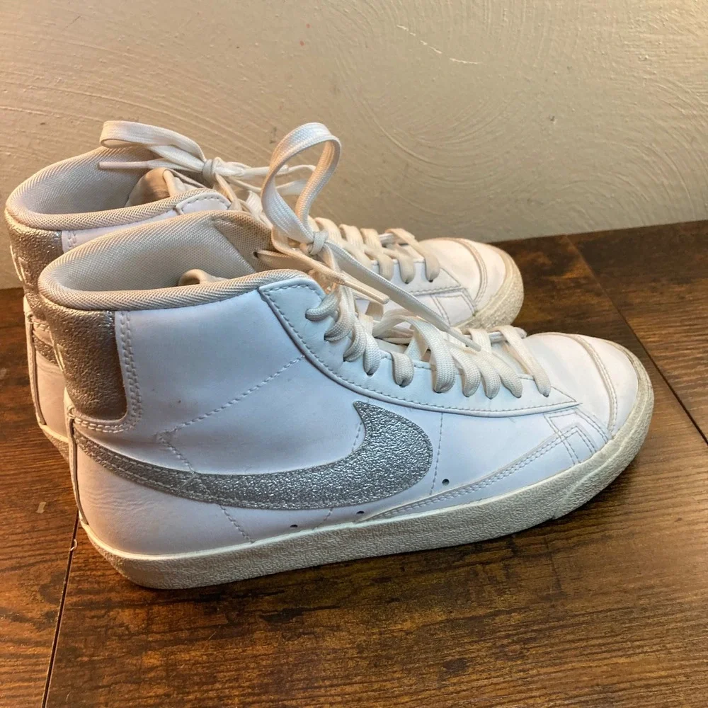 Nike Blazer Mid 77 Womens 8 White Metallic Silver High Top Shoes DQ7574-100